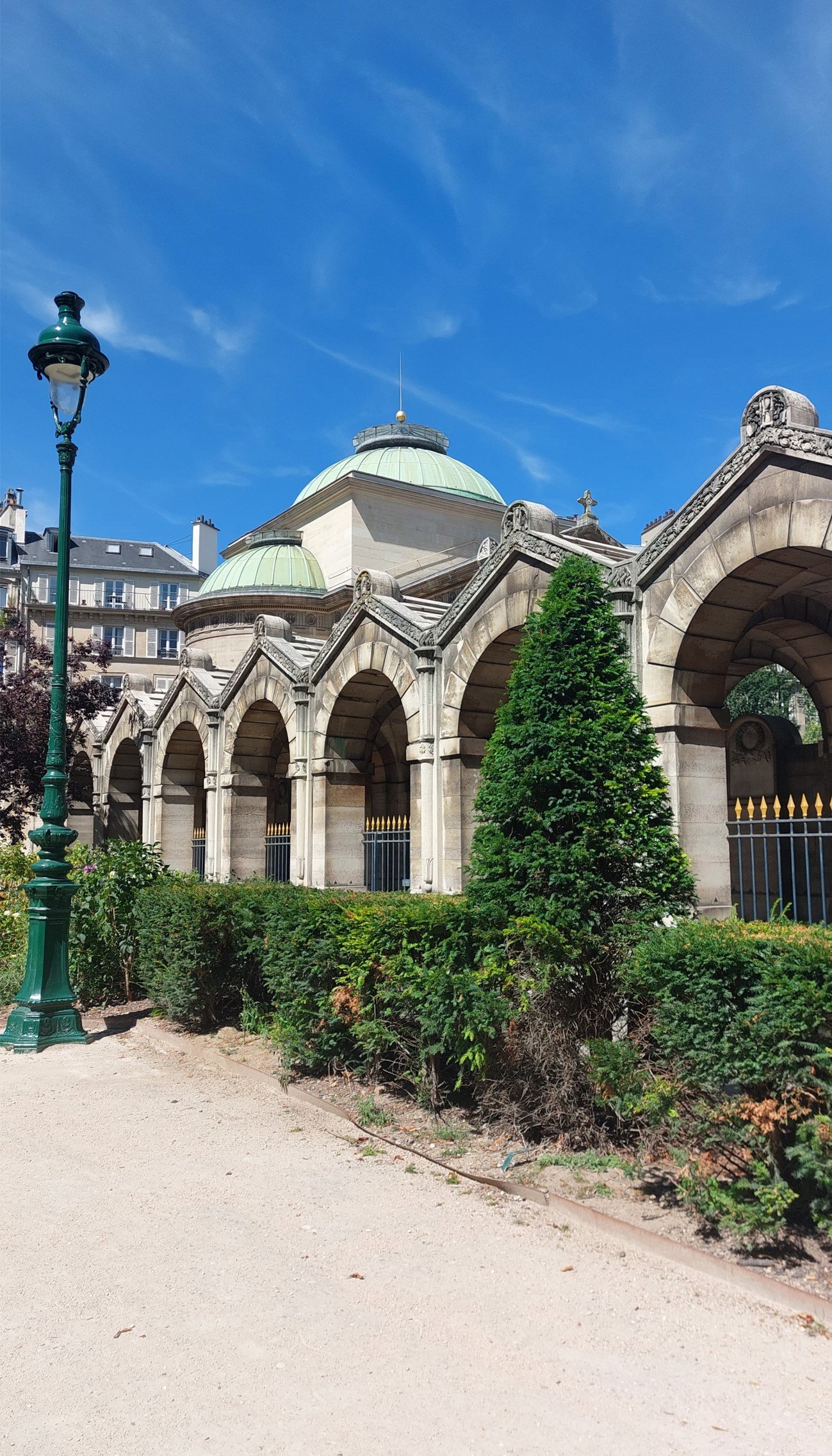 Le Petit Toit Madeleine Flat is situated next to Expiatoire Chapel and Louis XVI garden