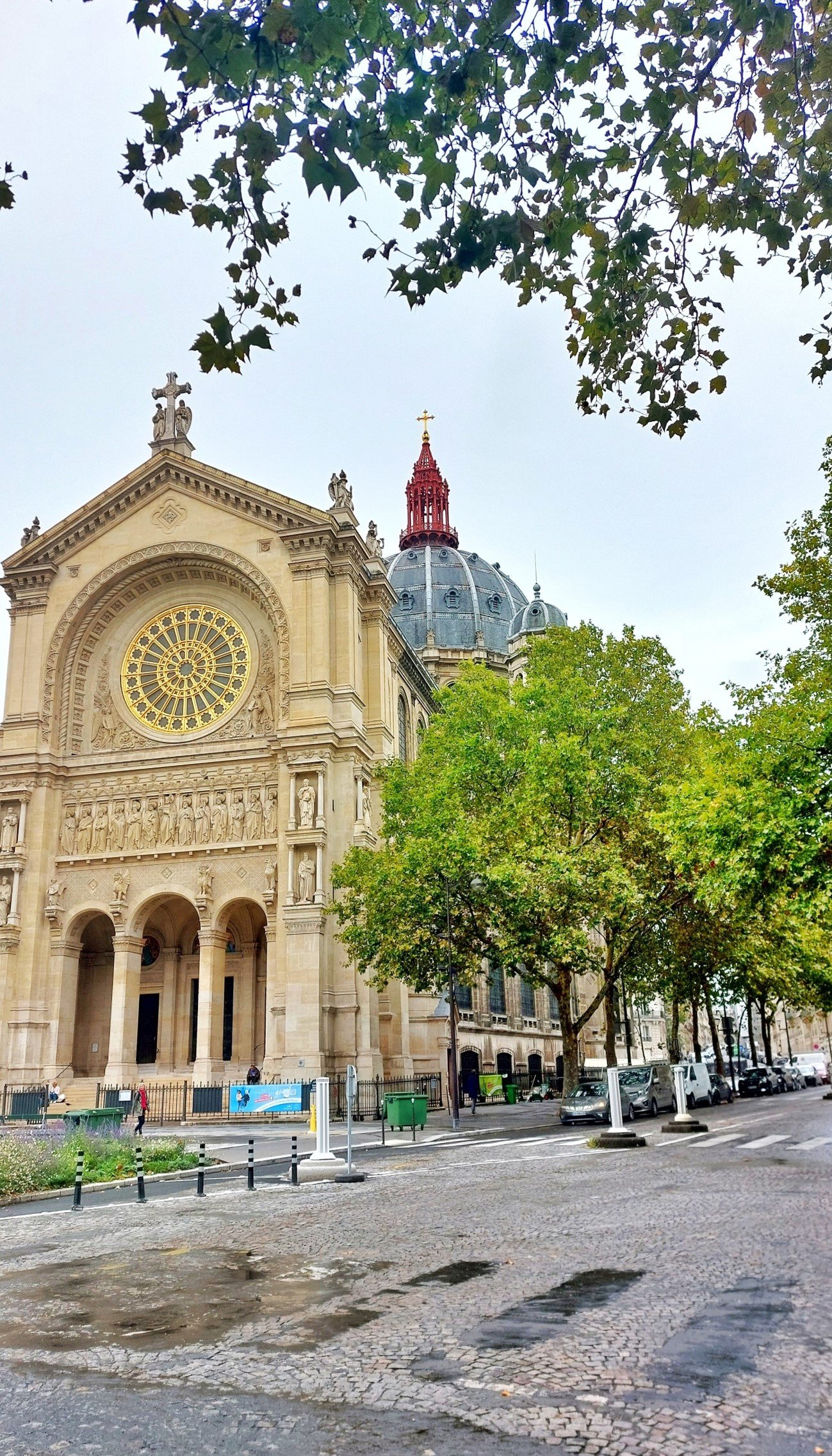 Le Petit Toit Madeleine flat is situated next to Saint Augustin Church