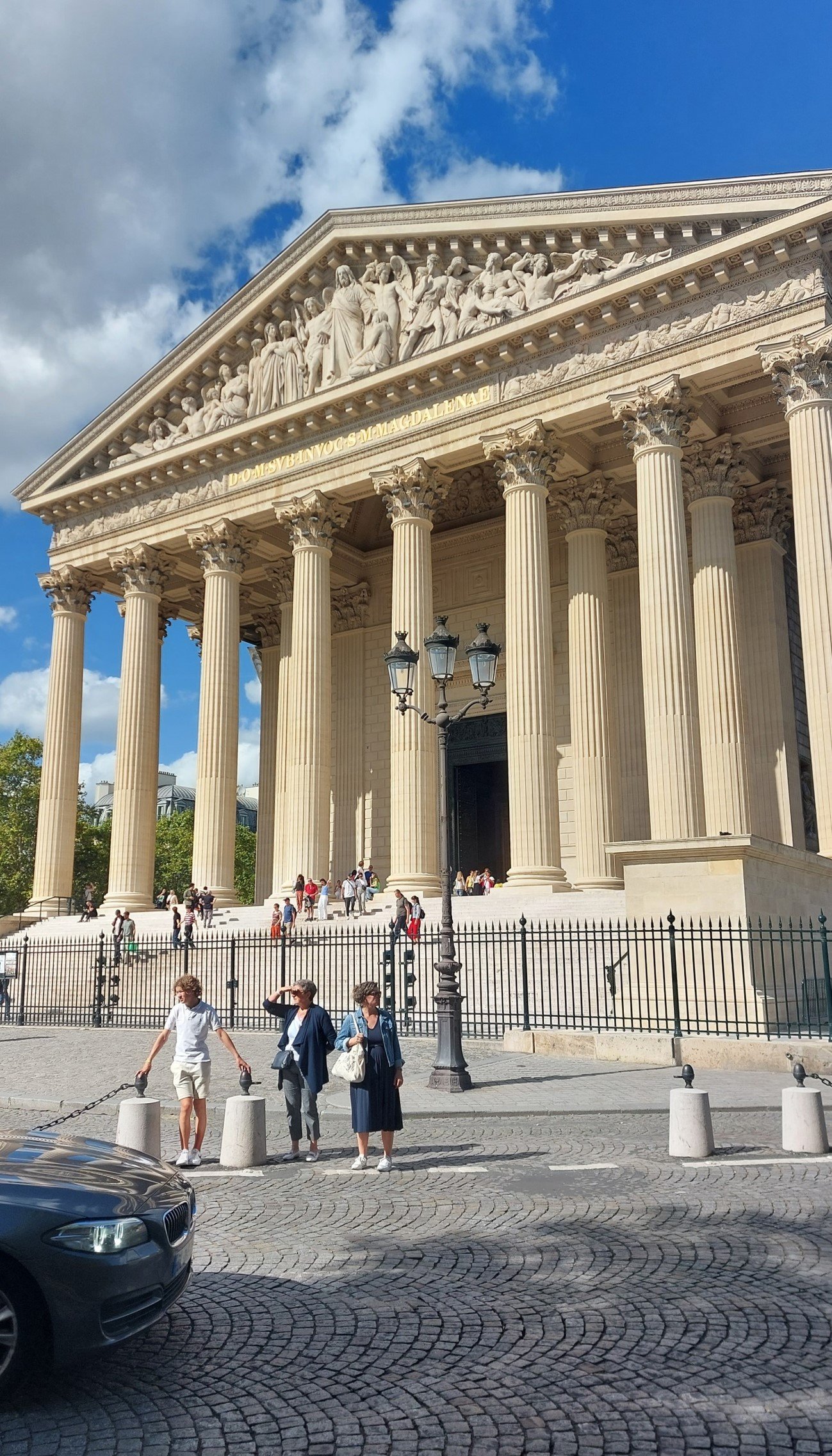 Le Petit Toit Madeleine flat is situated next to Madeleine Church fronton, main entrance and perron on Rue Royale side
