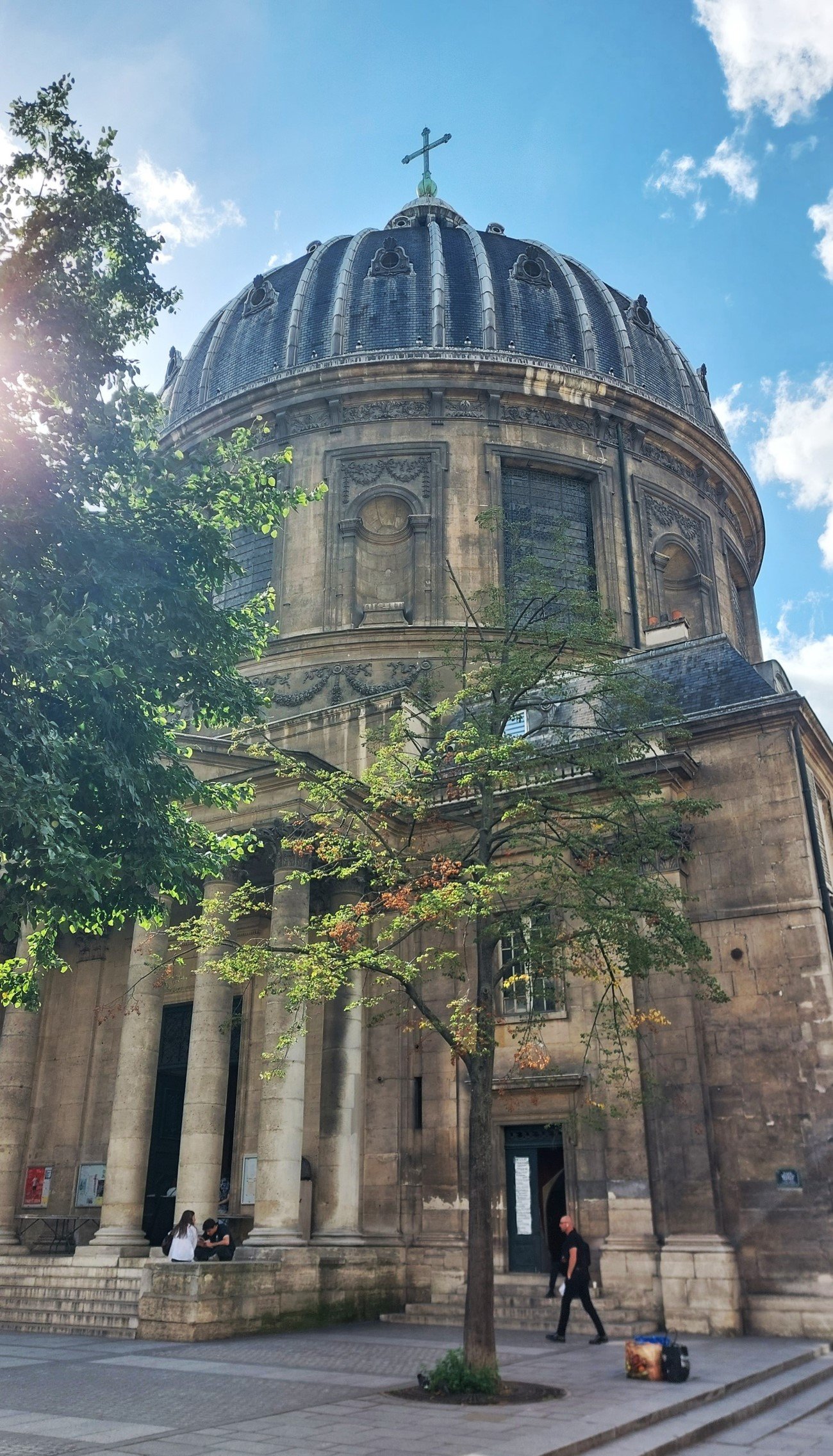 Le Petit Toit Madeleine Flat is situated next to Saint Honore Church