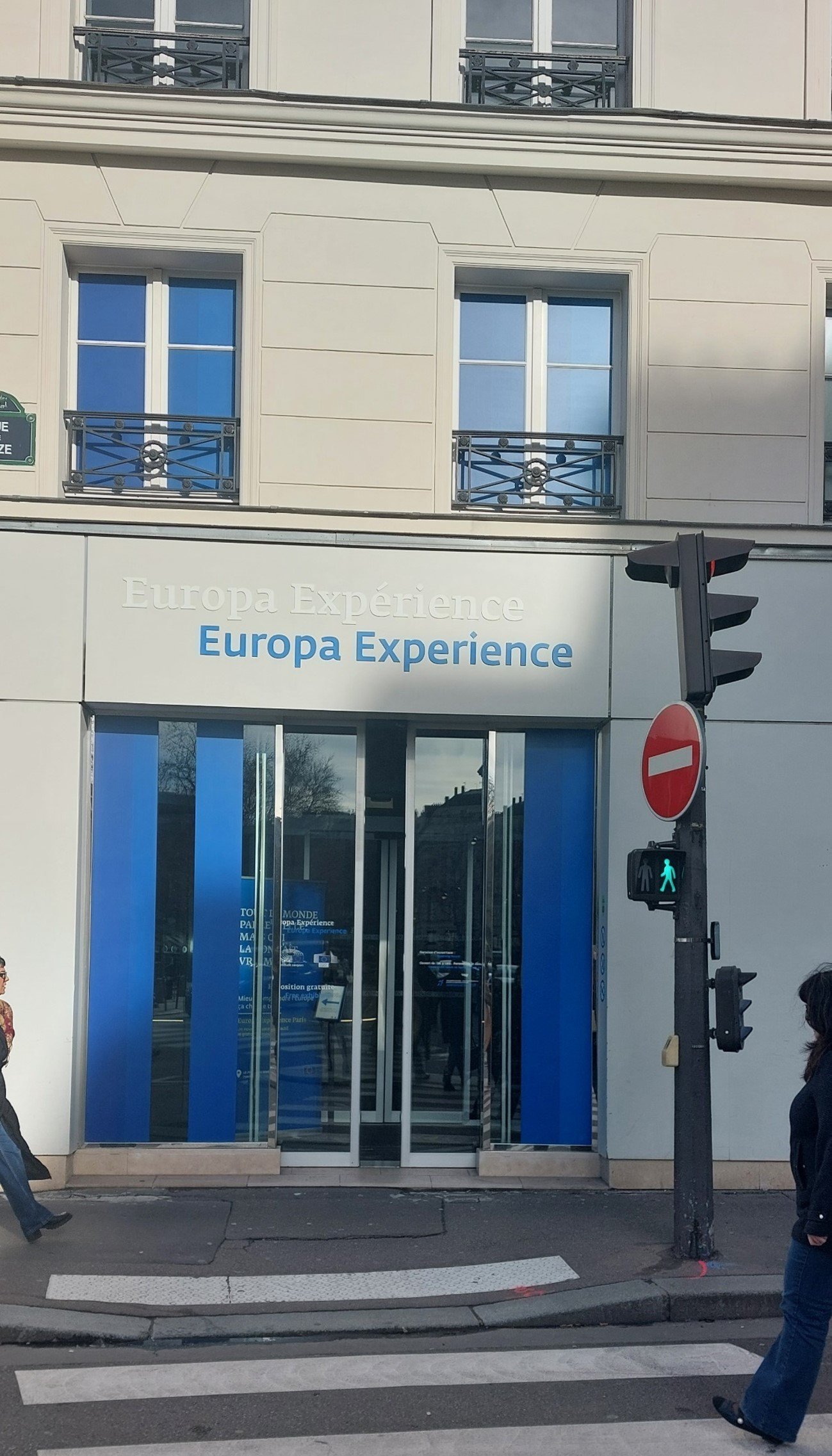 Le Petit Toit Madeleine flat is situated next to Europa Experience museum particularly frequented by schools and teenagers for learning