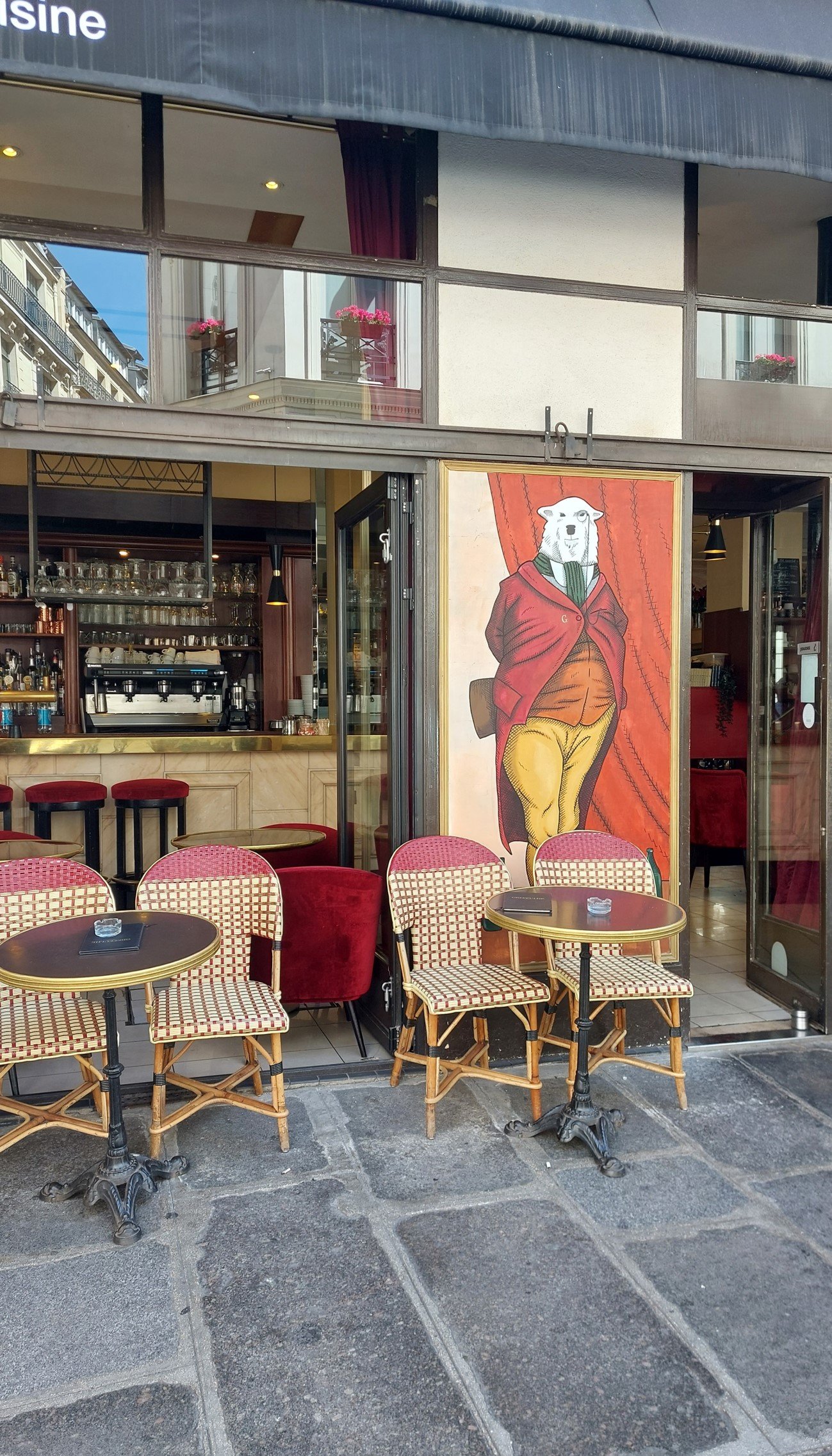 Le Petit Toit Madeleine Flat is situated next to Café Le Greffulhe where you can sit to take a coffe or beer before or after attending a theatre piece at Theatre des Mathurins