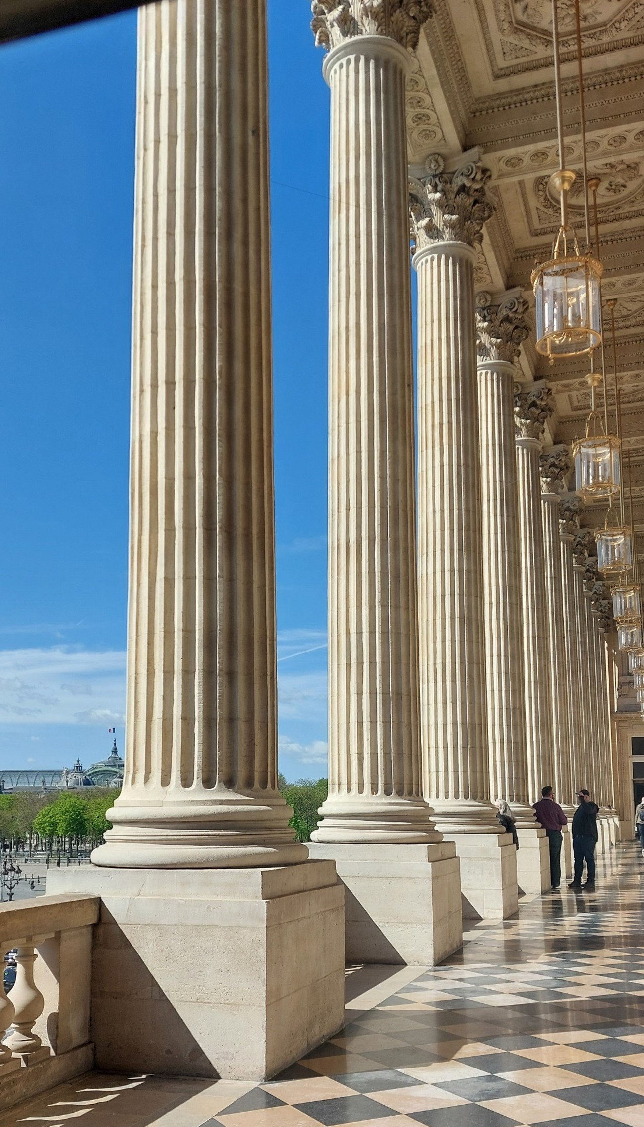 Le Petit Toit Madeleine flat is situated next to Hotel de la Marine colonnes and checkered floor