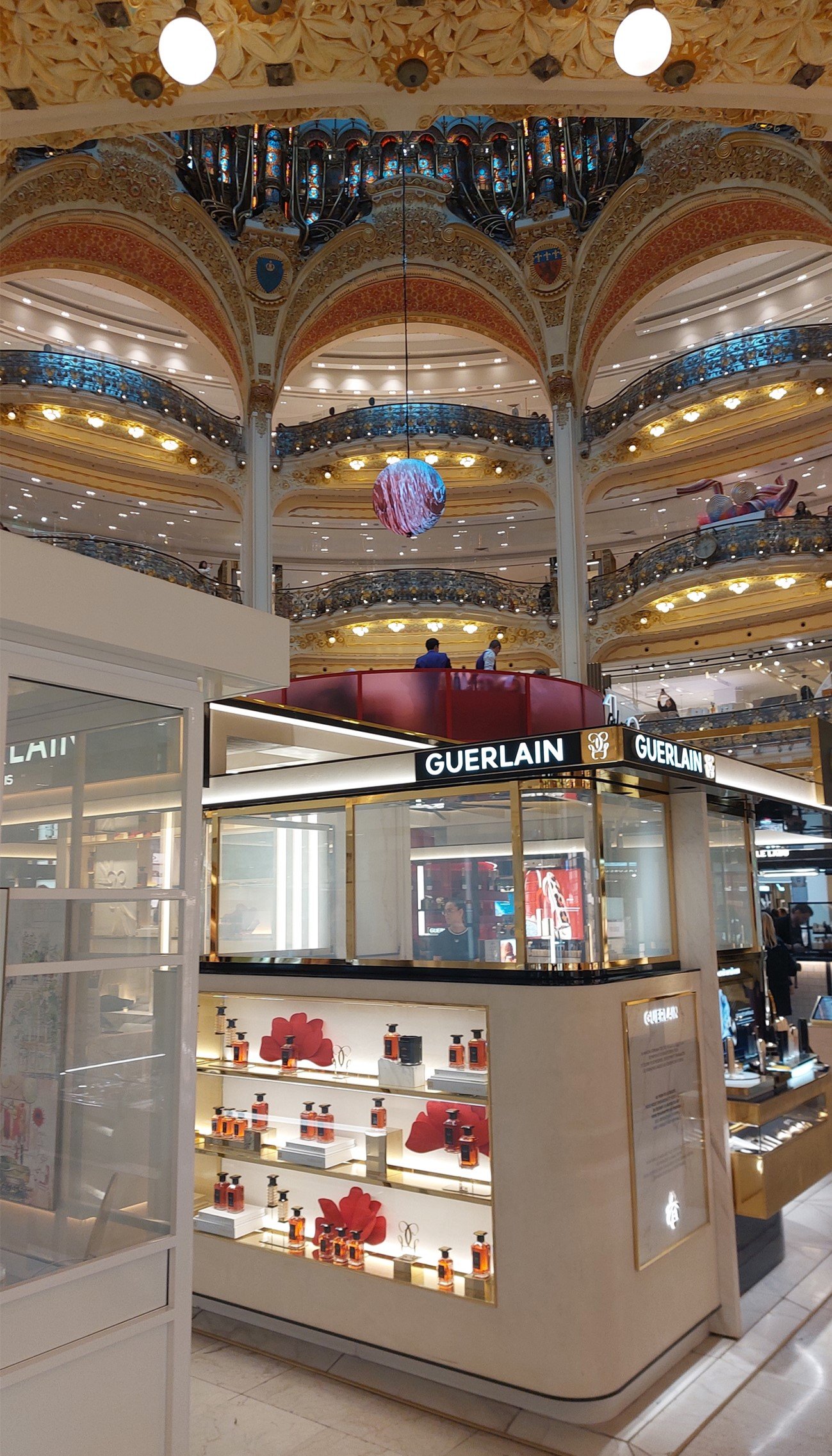 Le Petit Toit Madeleine Flat is situated next to Prestigious, luxury French and international brands corners and boutiques selling clothing, apparel, accessories, lifestyle and perfume products inside Galeries Lafeyette Paris Haussmann