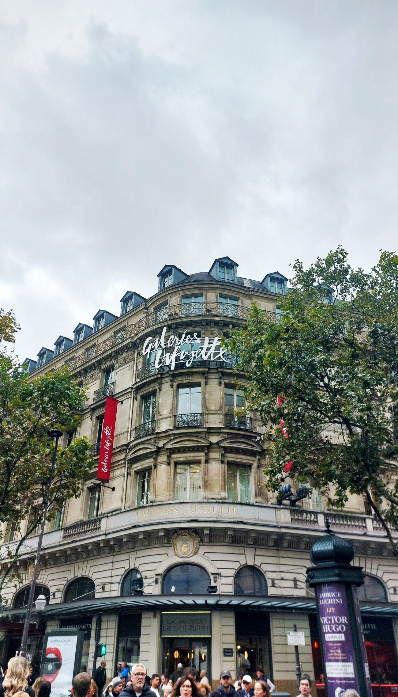 Le Petit Toit Madeleine Flat is situated next to Galerie Lafayette building seen from the outside from Boulevard Haussmann