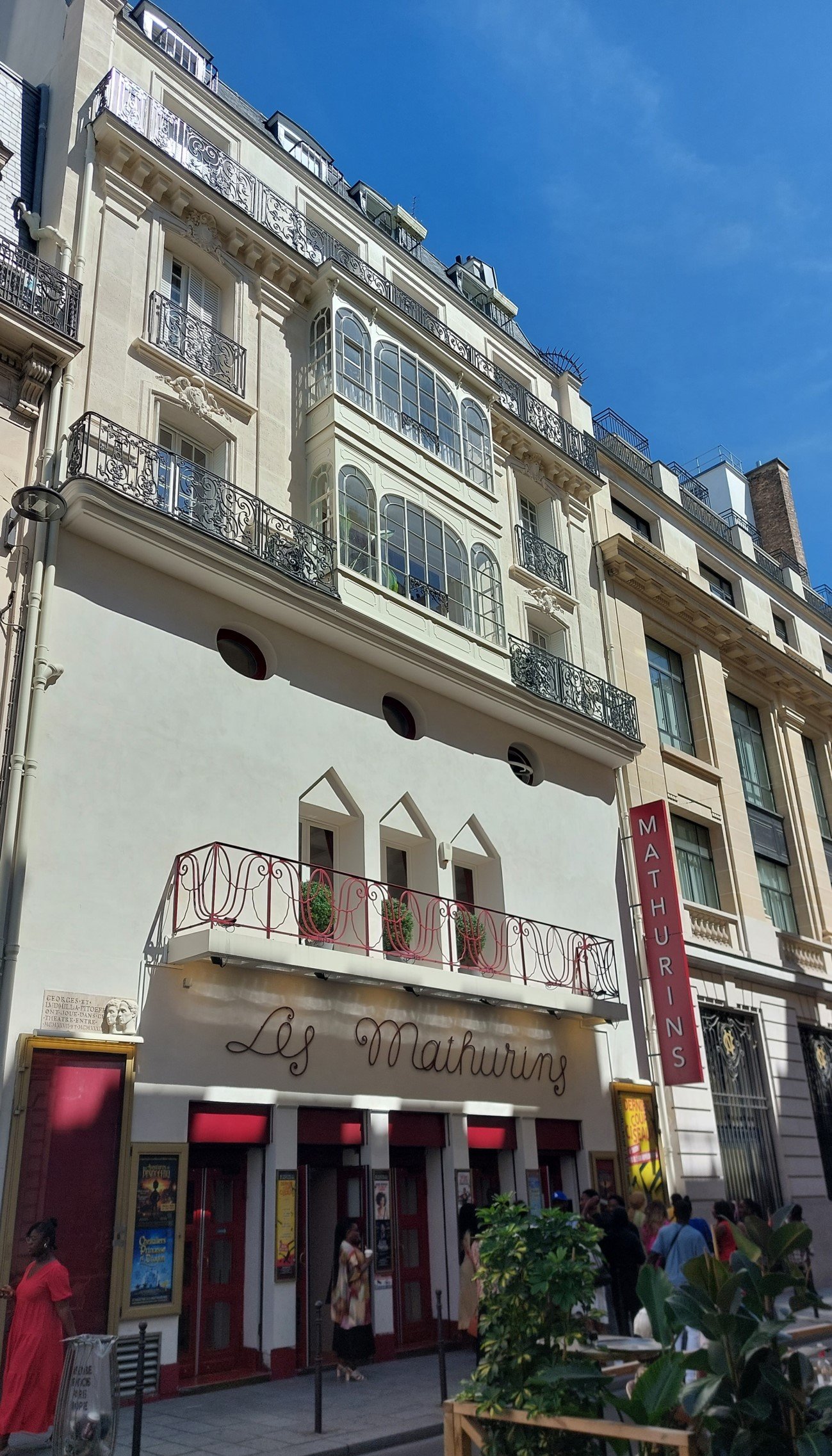 Le Petit Toit Madeleine flat is situated next to Mathurin Theatre with amusing plays and comedies involving the audience like Dernier coup de ciseaux