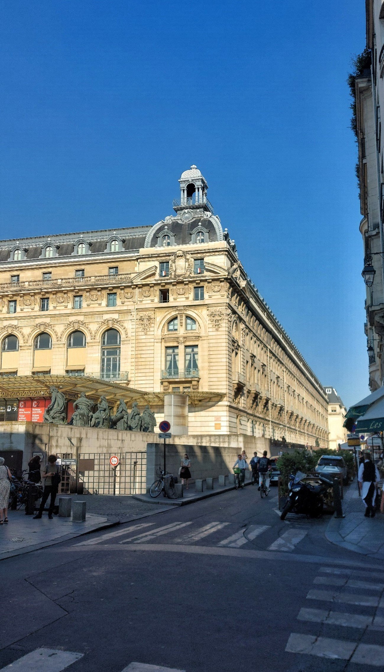 Le Petit Toit Madeleine flat is situated next to Orsay Museum