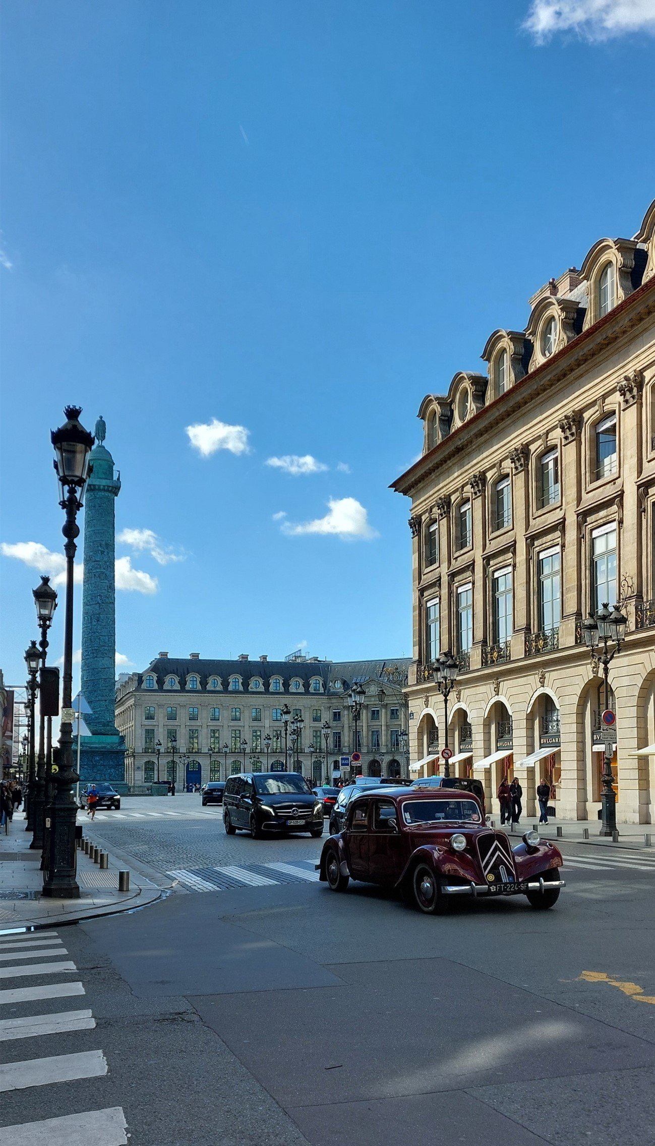 Le Petit Toit Madeleine flat is situated next to Place Vendome and Colonne Vendome, jewelers neighborhood