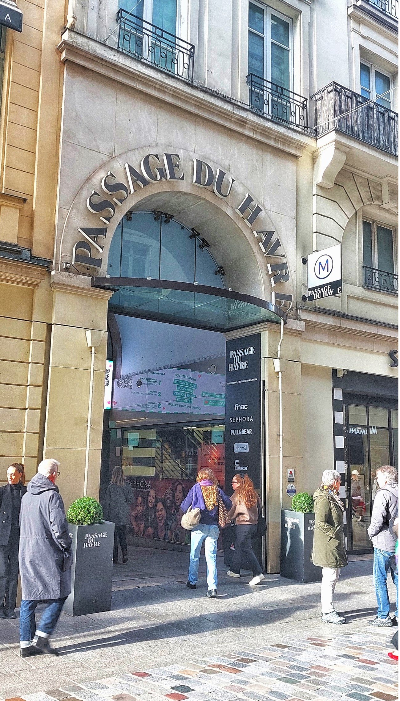 Le Petit Toit Madeleine Flat is situated next to Passage du Havre entry situated rue Caumartin, a busy pedestrian street near Saint Lazare, Galeries Lafayette and Citadium sport shop