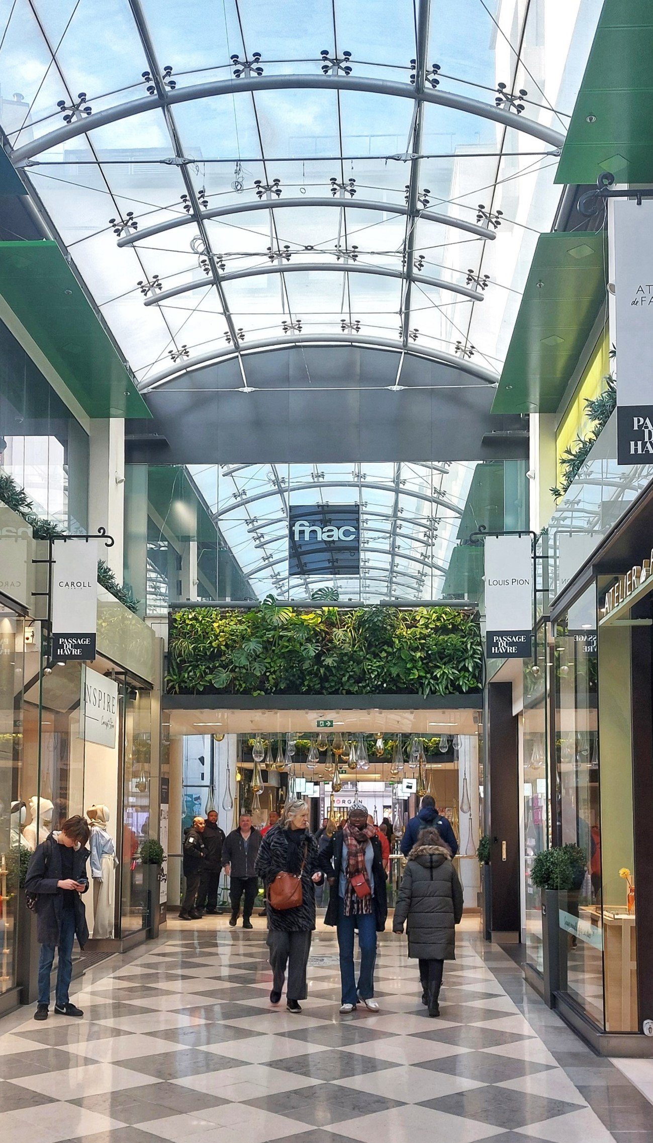 Le Petit Toit Madeleine Flat is situated next to Passage du Havre main gallery with shops on each side, first floor