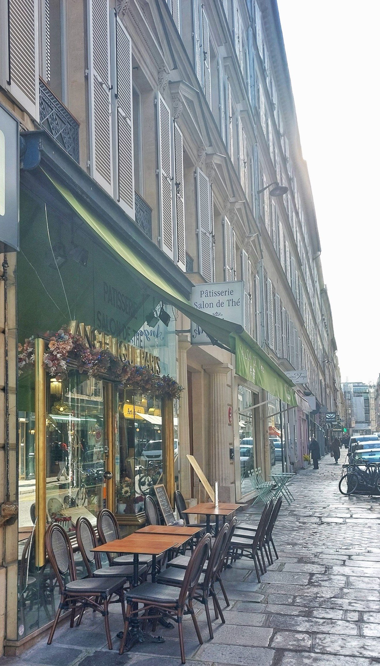 Le Petit Toit Madeleine Flat is situated next to cute Salon de the and cafe situated Rue Vignon, where you can buy a tea and French pastries