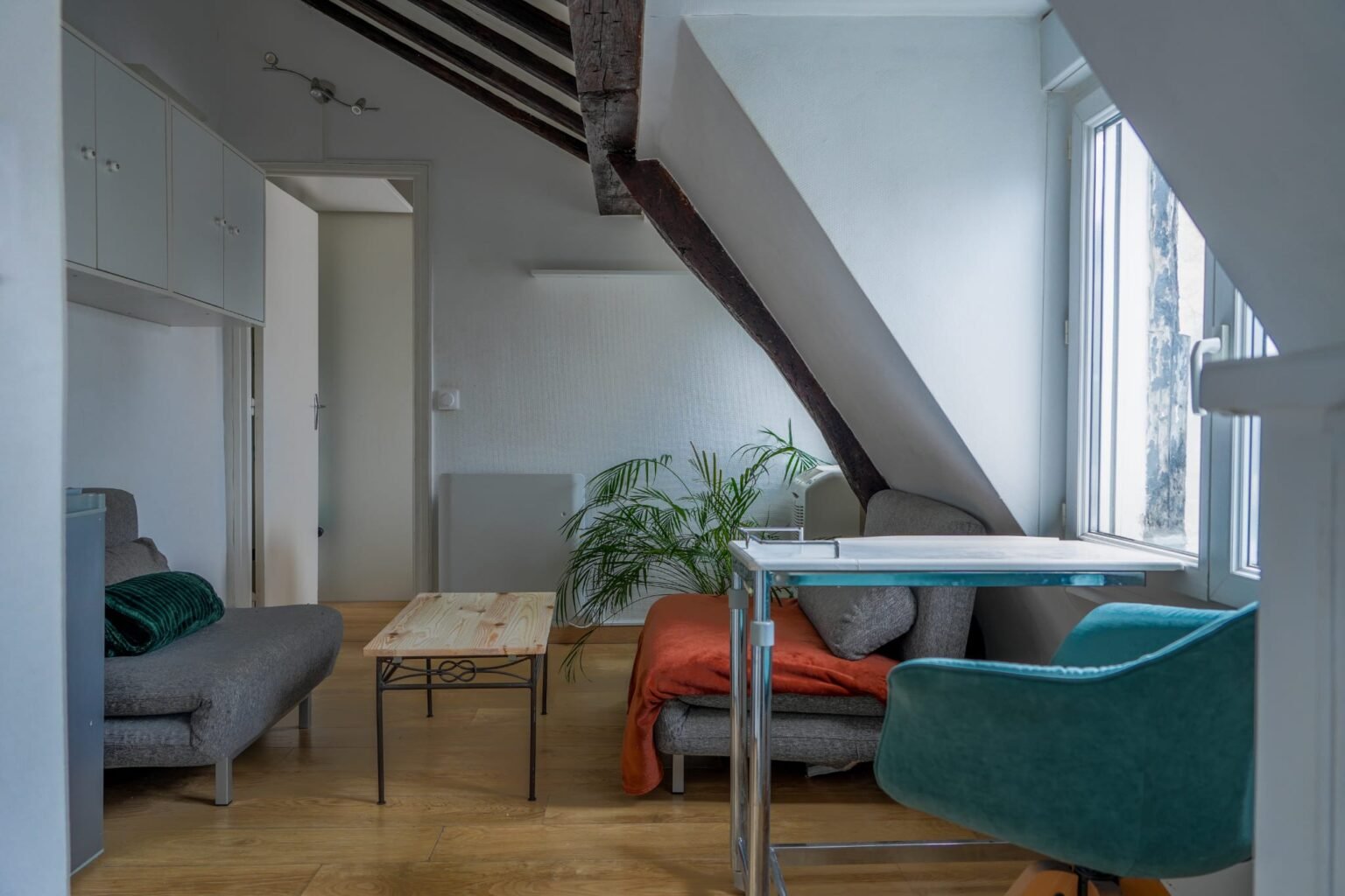 Le Petit Toit Madeleine living room with table and sofas